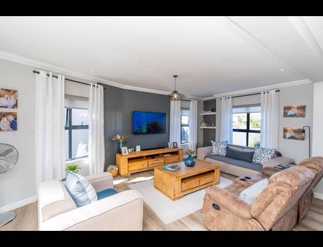 4 BEDROOM HOUSE FOR SALE IN CALYPSO BEACH